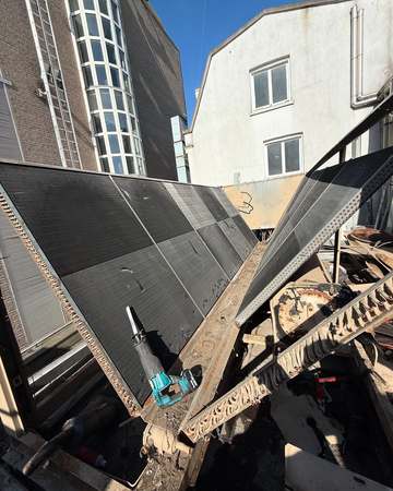 Panelen worden doorgezaagd