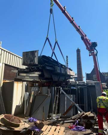 Installatie wordt afgevoerd met kraan