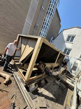 Technische installatie op dak, nog intact