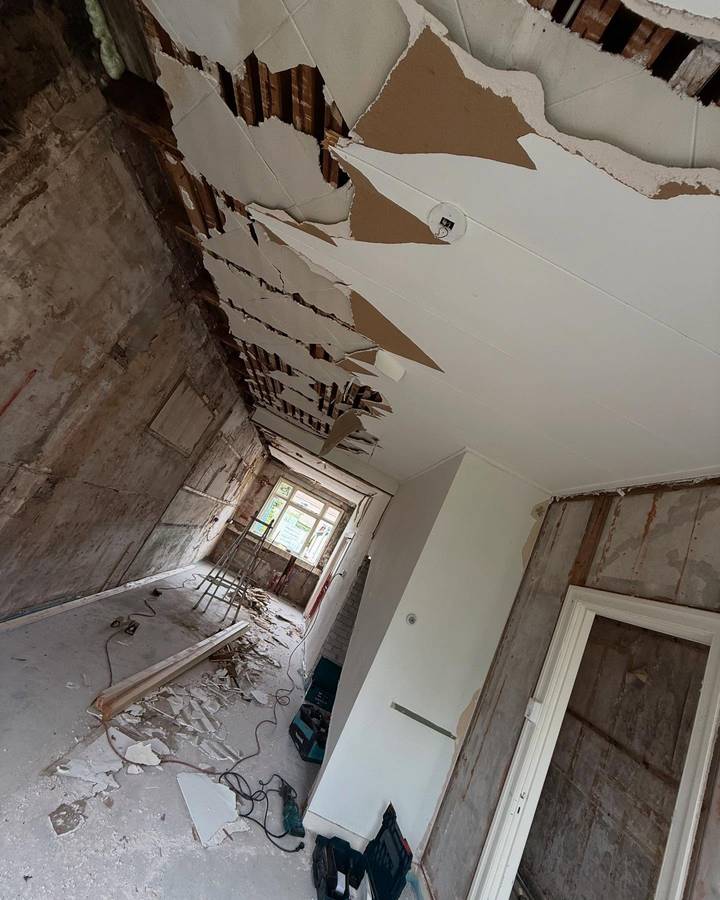 Plafond wordt verwijderd, gestript tot balken