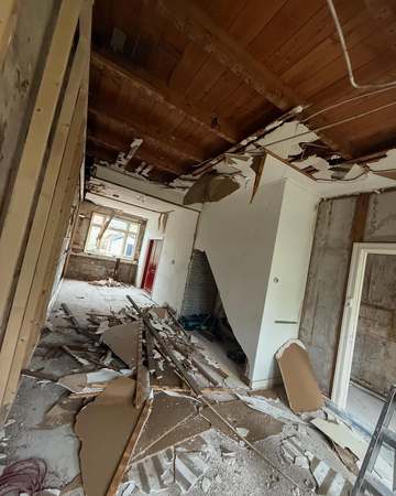 Plafond deels afgebroken