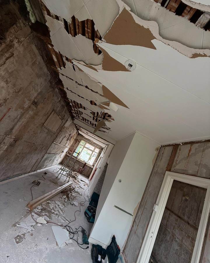 Ruimte voor sloop, plafond nog intact
