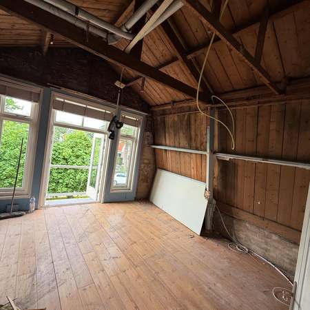 Gestripte zolderruimte met houten balken